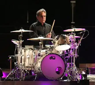 Max Weinberg tijdens een concert met Bruce Springsteen in 2008