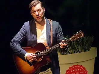 Van den Burg tijdens zijn theatershow ‘Op een bedje van rucola’ in 2018