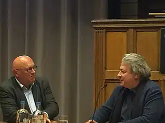 Krielaars (links) interviewt Maxim Osipov (2022)