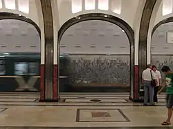 De dragende zuilen tussen middenhal en perron