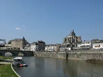 Het centrum met links het kasteel en rechts de basiliek Notre-Dame-des-Miracles