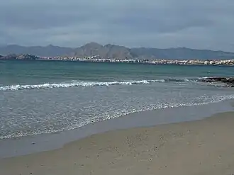 Mazarrón gezien vanaf het strand van La Azohía