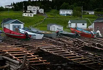 Houten bootjes aan de kust van McIvers