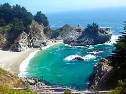 McWay Falls en McWay Cove gezien vanuit het 'Waterfall House'.