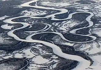 meanders in de dichtgevroren Kamtsjatka-rivier