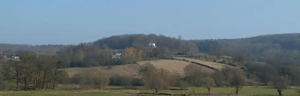 Emmaus op de heuvelkop met erachter de Vijlenerbossen