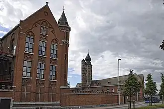 Het BimSem te Mechelen met de toren van het Hof van Hoogstraten op de achtergrond.