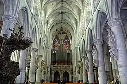 Het interieur met orgel