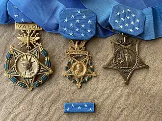 De Medal Of Honor (van links naar rechts) voor de luchtmacht (Air Force), de landmacht (Army), en de marine (Navy)