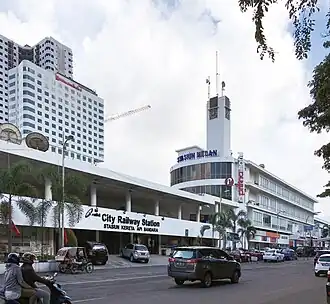 Voorgevel van het station.