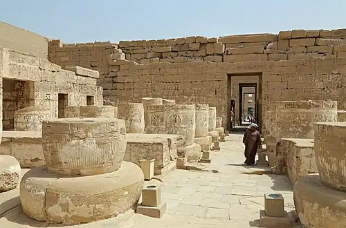 Tweede (voorgrond) en eerste hypostyle zaal