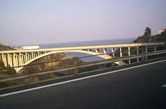 De brug over de Rio Arenon voor de richting Genua