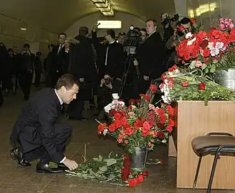 President Medvedev legt een krans in het Metrostation Loebjanka, een van de doelwitten.
