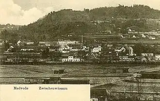 Foto van Medvode, Slovenië, rond 1908. Op de achterkant staat "Fr. Kunc, Fotograf, Ljubljana, Wolfove ul.6.".