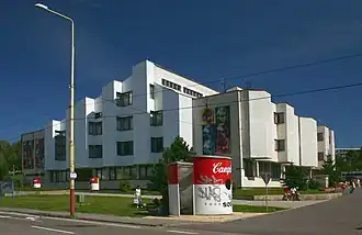 Andy Warhol Museum voor Moderne Kunst met in de voorgrond een bushok in de vorm van een Campbell's soepblik