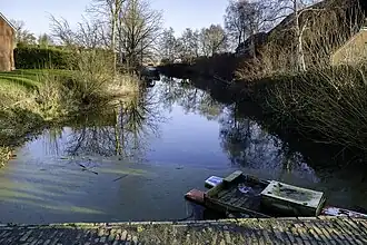 Het haventje van Uithuizermeeden dat sinds 1999 eigendom is van een particulier. Linksachter het beurtvaartschip 'De Garnwerd'