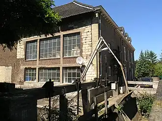 Groote, Oude of Banmolen: Watermolen aan de Geul, vernieuwd en met herplaatste gevelsteen met tijdvers