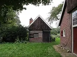 Weefhuisje van vakwerk met zadeldak