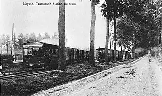 Twee kruisende stoomtrams bij het tramstation van Meise in 1909, voordat de lijn naar Londerzeel werd geëlektrifieerd. De rechtstreekse lijn bestond nog niet en alle trams reden langs Grimbergen.