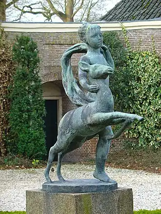 Rennend naakt met hinde op het voorplein door Charlotte van Pallandt