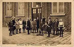 Leerlingen van de meisjesschool, ca. 1920-30