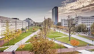 De Mekelweg met het Mekelpark, gezien vanuit de Aula van de TU Delft