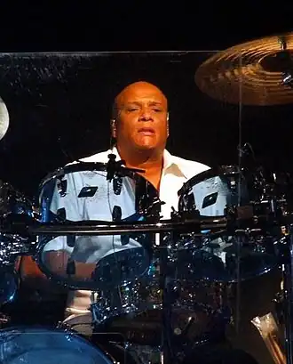 Mel Gaynor tijdens een optreden in 2006