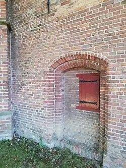 Melaatsenluikje waardoor zieken in de Middeleeuwen de mis konden bijwonen