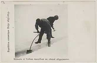 Postkaart van de Belgica-expeditie. Melaerts en Tolfsen graven aan het kanaal om de Belgica te bevrijden