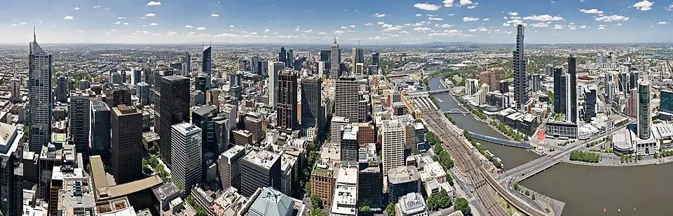 Het zakendistrict van Melbourne, gezien vanaf de Rialto Towers aan 525 Collins Street. De kijkrichting is naar het oosten. Het Hoddle Grid bevindt zich op het linkergedeelte van de foto, grenzend aan de rivier de Yarra.