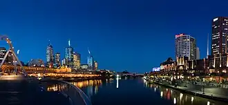 Melbourne gezien vanuit het zuidoosten, vanaf de Yarra.