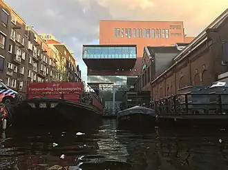 Melkfabriekbrug (april 2017) vanuit het noorden rechts; De Melkweg, midden Rabozaal