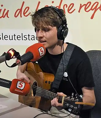 Melle tijdens een live-optreden bij Radio sleutelstad (Leiden)