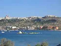 Mellieħa Bay met op de achtergrond Mellieħa