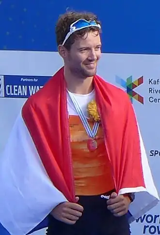 Melvin met de Nederlandse vlag bij een huldiging