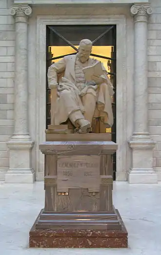 Beeld van Marcelino Menéndez y Pelayo in de lobby van de Biblioteca Nacional de España
