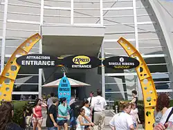 Hoofdingang, zoals te zien is zijn er drie wachtrijen.