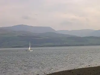Menaistraat gezien vanaf de kust bij Beaumaris, Anglesey.