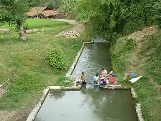 Wassen in de rivier. Wisnu, Kecamatan Watukumpul