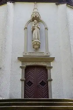 Westportaal van de H. Kruiskapel, met beeld van St. Antonius van Padua