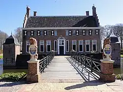 Leeuwen met het wapen van Alberda bij de Menkemaborg in Uithuizen