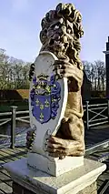 Leeuw met wapenschild Alberda bij de ingang. Oorspronkelijk rond 1600 geplaatst bij de Thedemaborg in Noordwolde en tussen ca. 1774 en 1902 bij de ingang van Dijksterhuis
