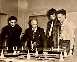 Meyer (L) met Prof. Richard Anke aan de Fachhochschule Pforzheim, ca. 1955