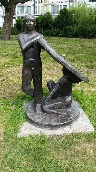 Mensen op strand met parasol (juni 2018)