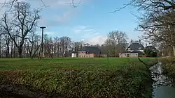 Terrein achter Mensinge met ooievaarsnest en duiventil