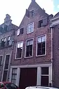 Onderkelderd huis met tuitgevel