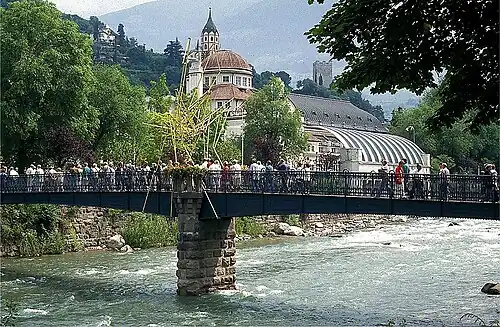 Thermenbrücke in Meran over de Etsch, op de achtergrond het Kurhaus en de toren van de St.&nbsp;Nicolaaskerk