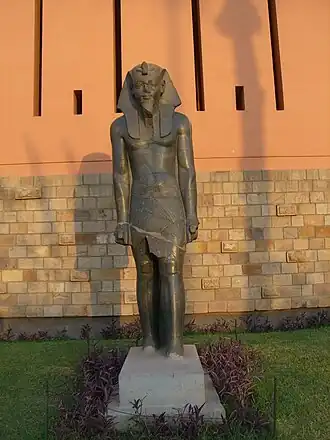 Beeld van farao Merenptah Tuin van het Luxor Museum