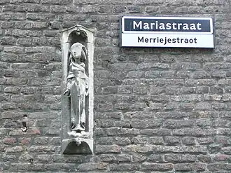 Mariabeeldje in nis en tweetalig straatnaambord