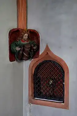 Console en muurnis in doopkapel